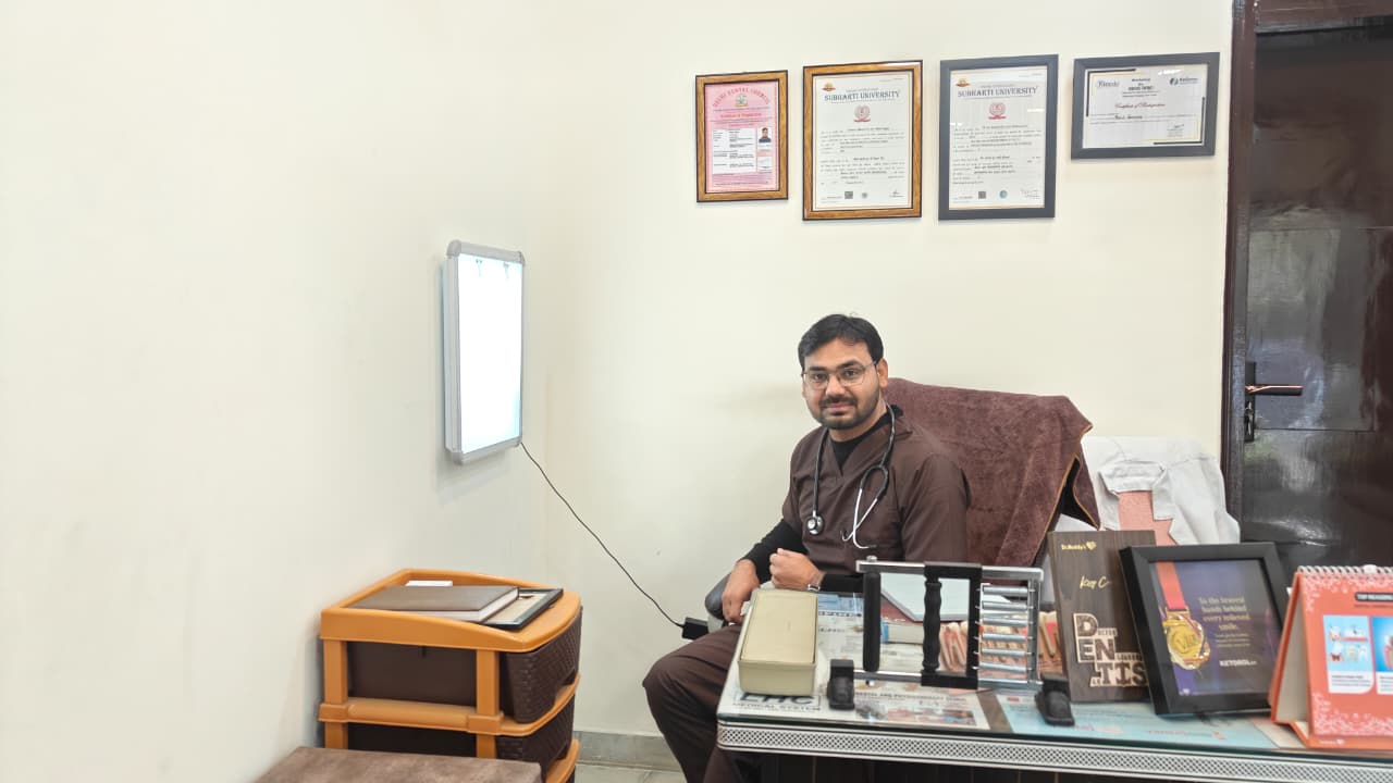 Dr. Imran Tomar treating patient at MIT Physiotherapy Clinic
